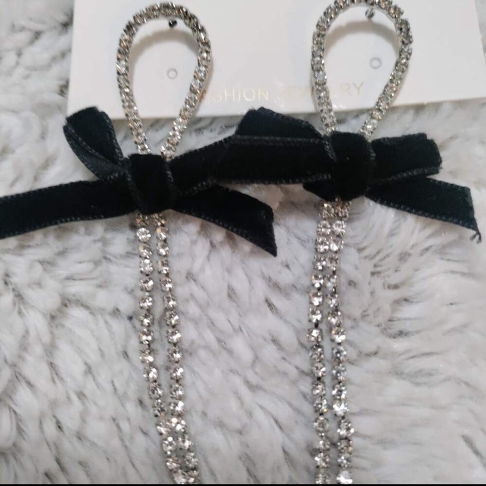 🎀🖤 Rhinestone Earrings 🖤🎀 - Picture 4 of 5
